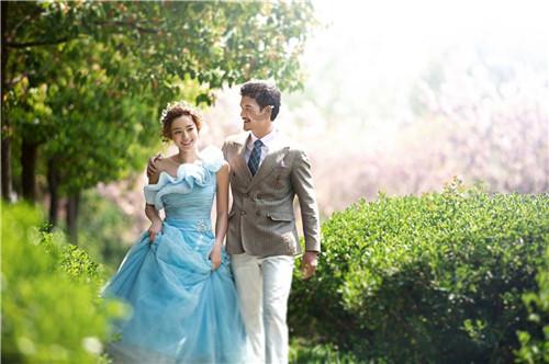 和老公吵起来了我准备走，他拽着我的手腕不让走，我使劲掐他他也不松手是为什么？他不疼？