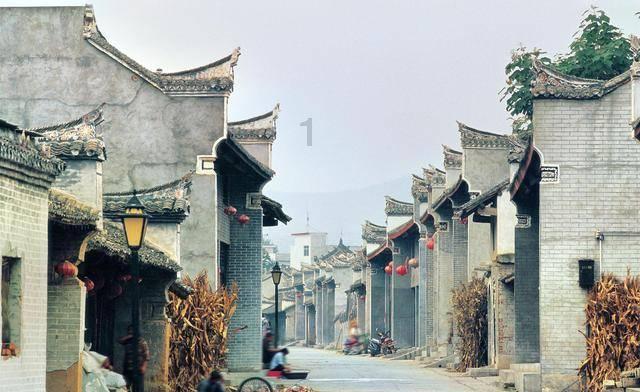 扮靓车厢迎新春 公交车内“年味浓”